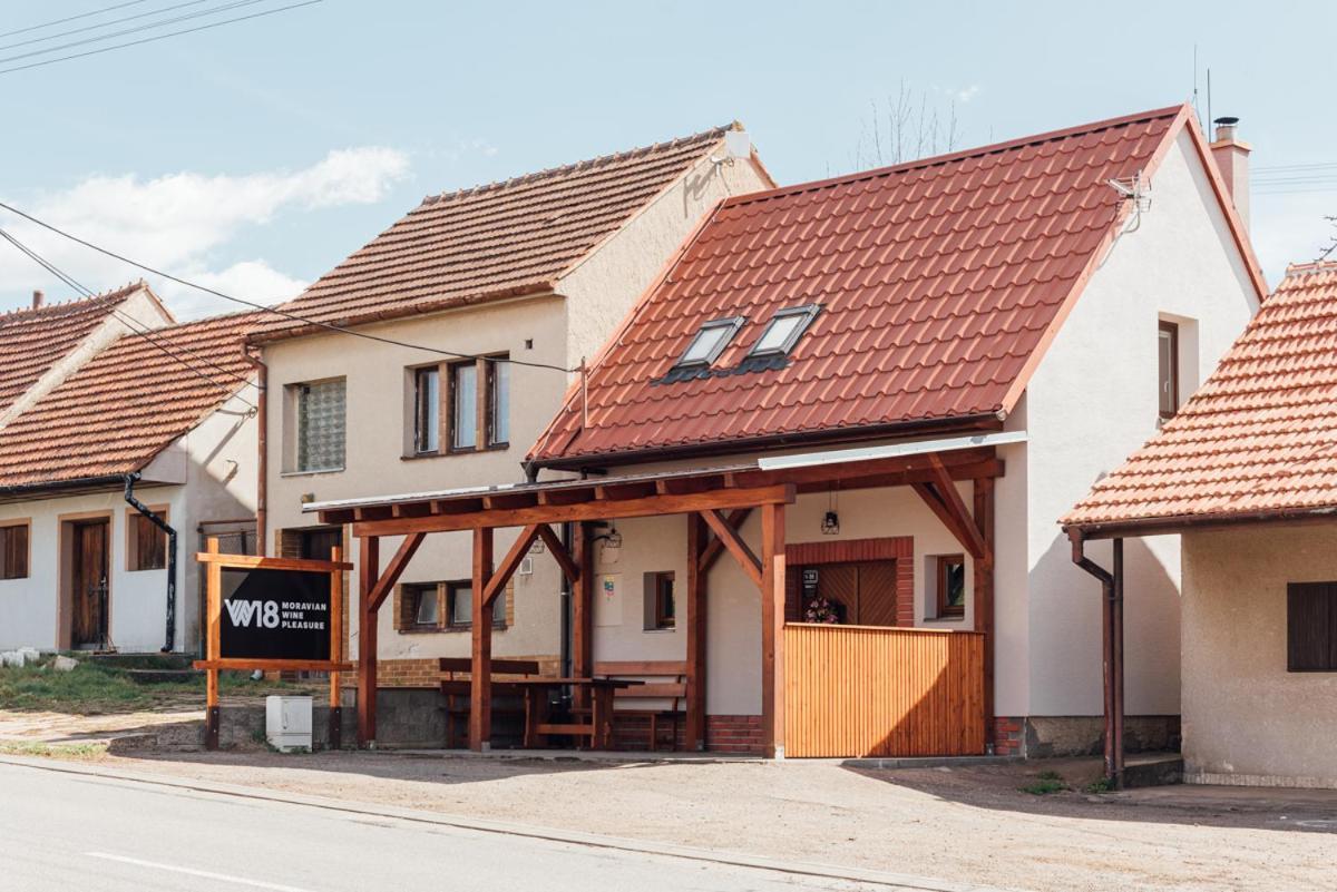 Penzion Vinarstvi W18 Velke Bilovice Bagian luar foto