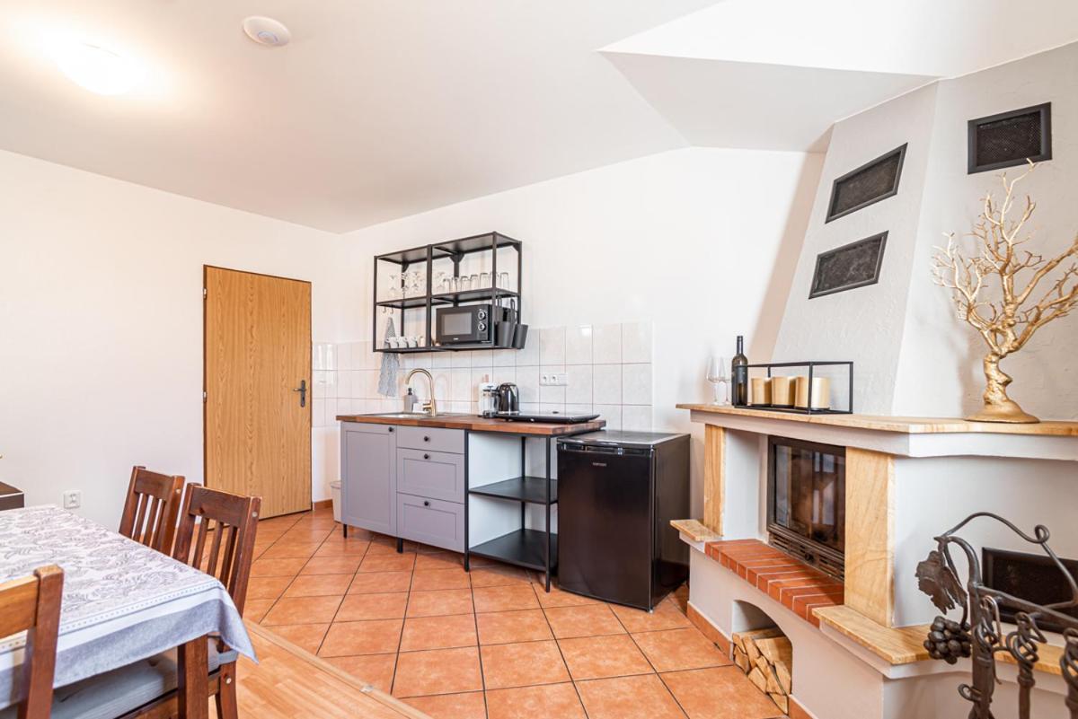 Penzion Vinarstvi W18 Velke Bilovice Bagian luar foto